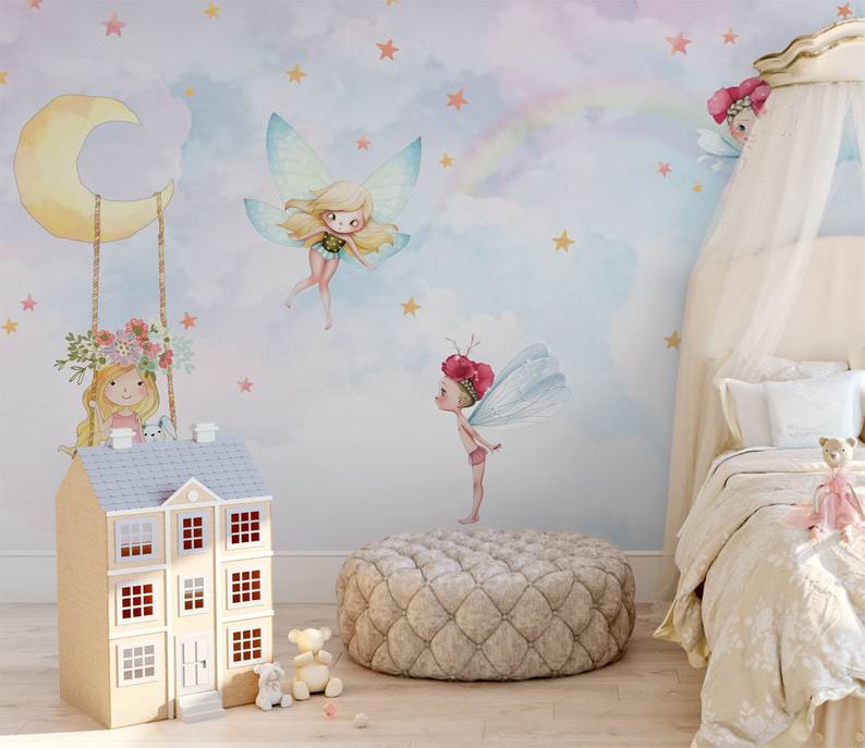 کاغذ دیواری کارتونی فرشته های کوچک در آسمان که پشت تخت کرم رنگ دختر بچه ای نصب شده است